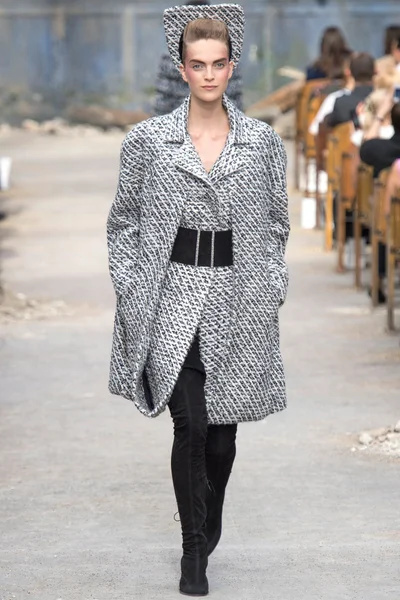 Look 15